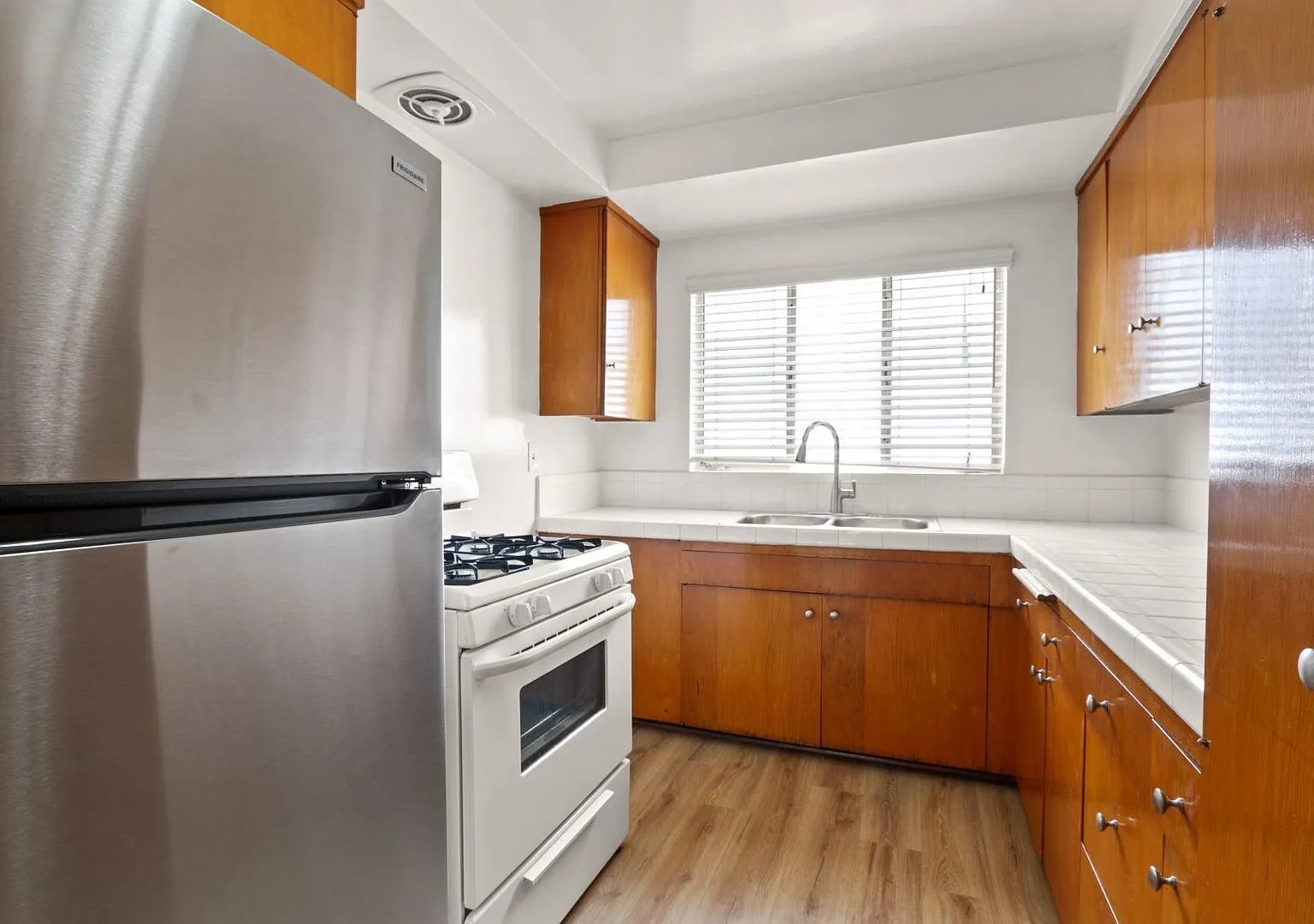 927 3rd St - North of Wilshire and 3 blocks to the beach! — Photo 1
