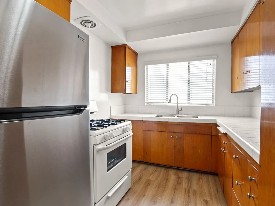 927 3rd St - North of Wilshire and 3 blocks to the beach!