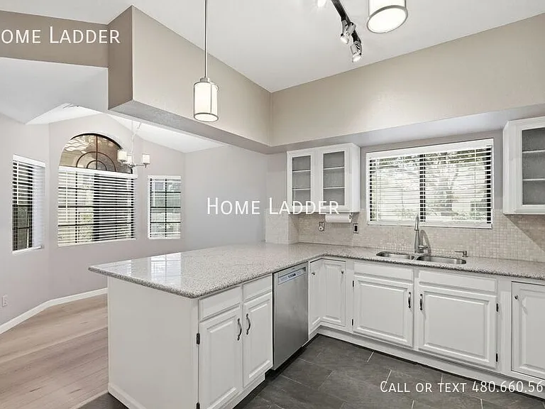 514 S Marina Dr — Photo 6