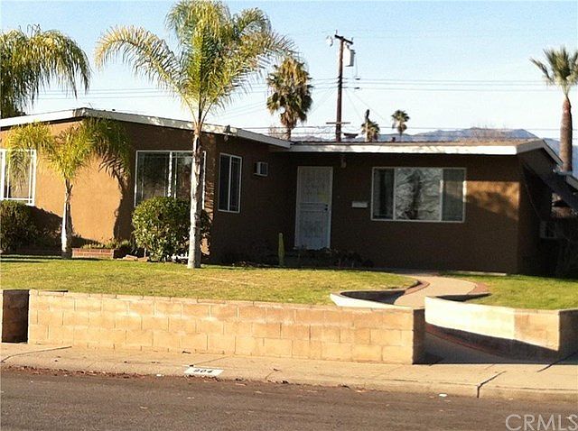 2nd image of 904 W J St