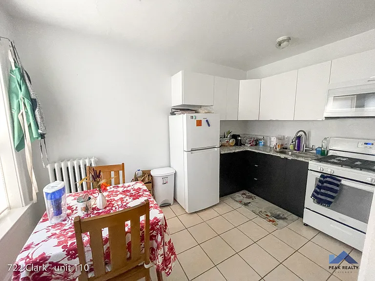 722 Clark St. — Photo 3