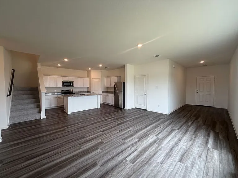 2210 Meadow Park Dr — Photo 7