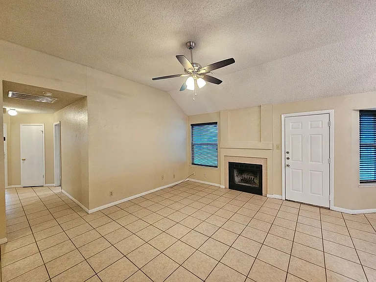 2606 Remington Dr — Photo 3