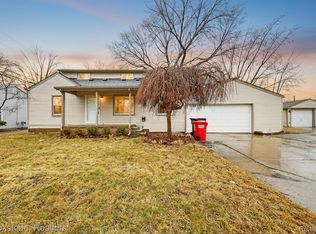 26427 Beaconsfield St, Roseville, MI 48066