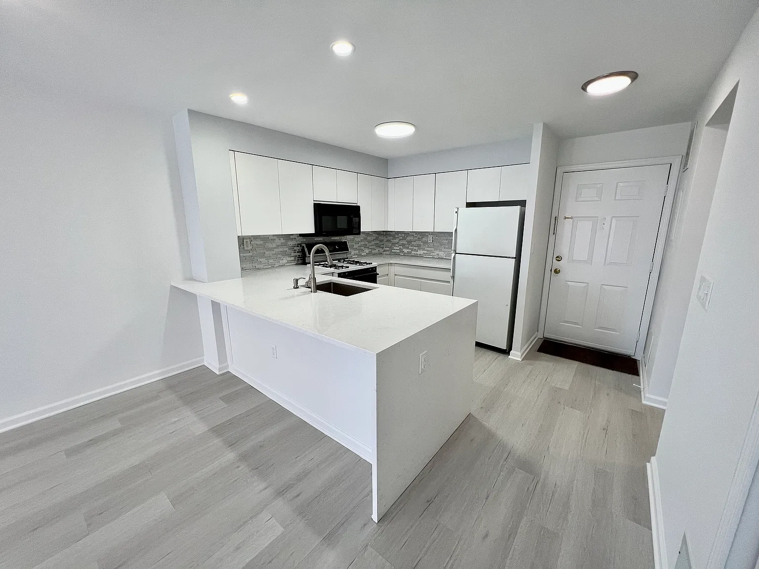 1 bed, 742 sqft, $2,600 — Photo 1