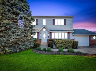 2 Washington Ave, Hicksville, NY 11801