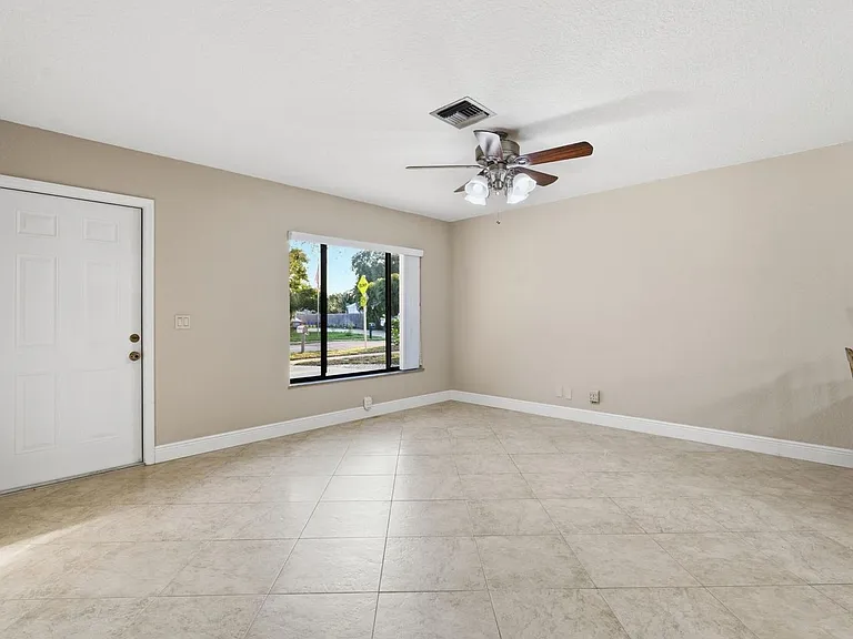 2545 Conroy Dr — Photo 4
