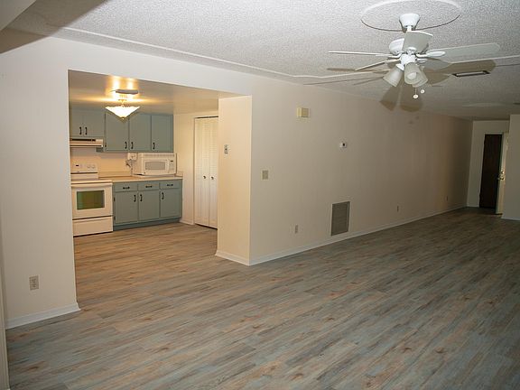 3rd image of 123 Christine Cir