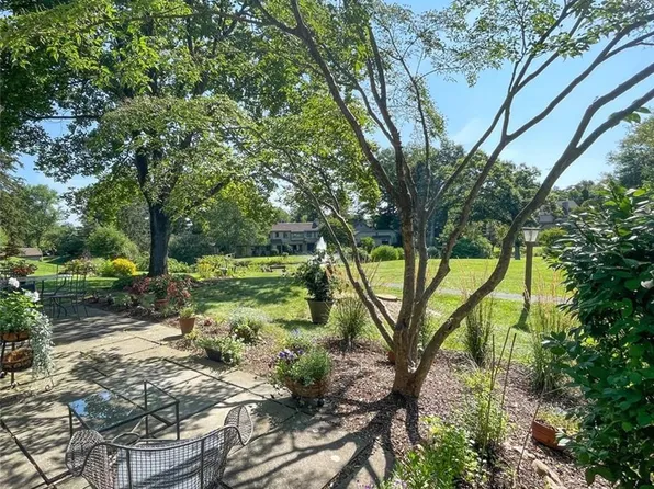 389 Heritage Vlg #B, Southbury, CT 06488