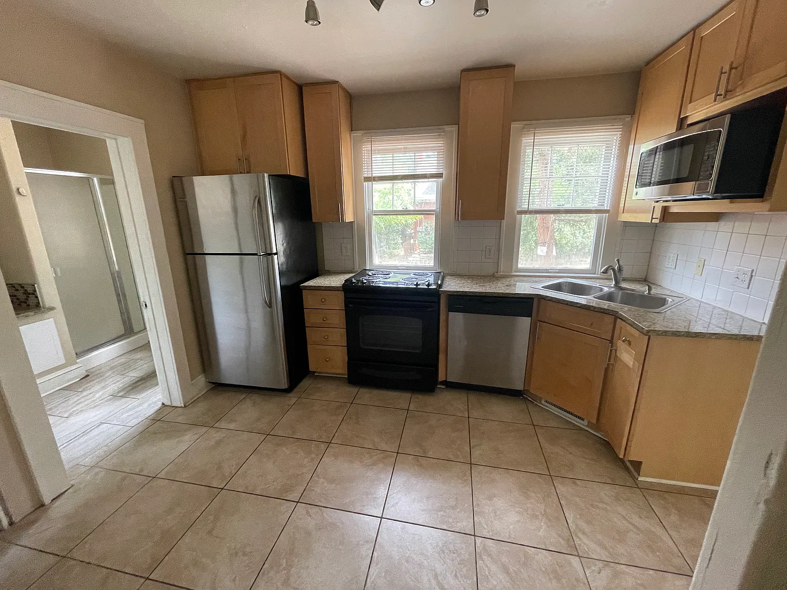 4 bed, $5,200 — Photo 2