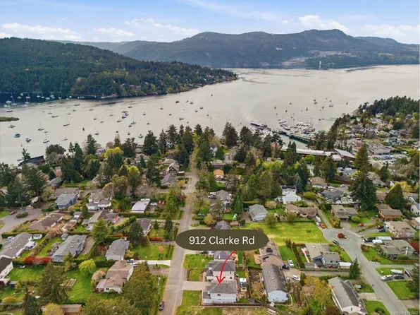 912 Clarke Rd, Central Saanich, BC V8M 2G1
