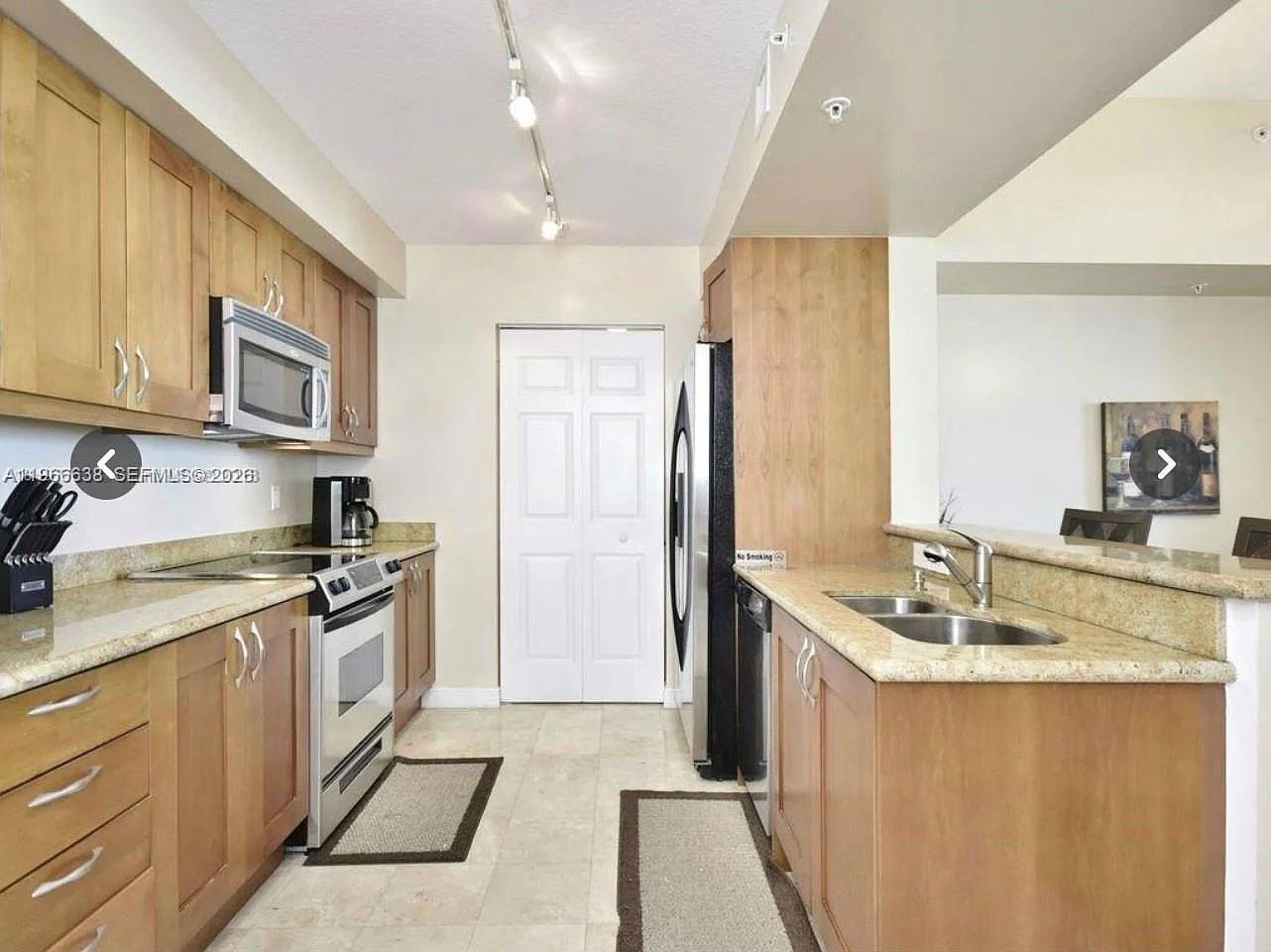 Duo Condominium East — Photo 3