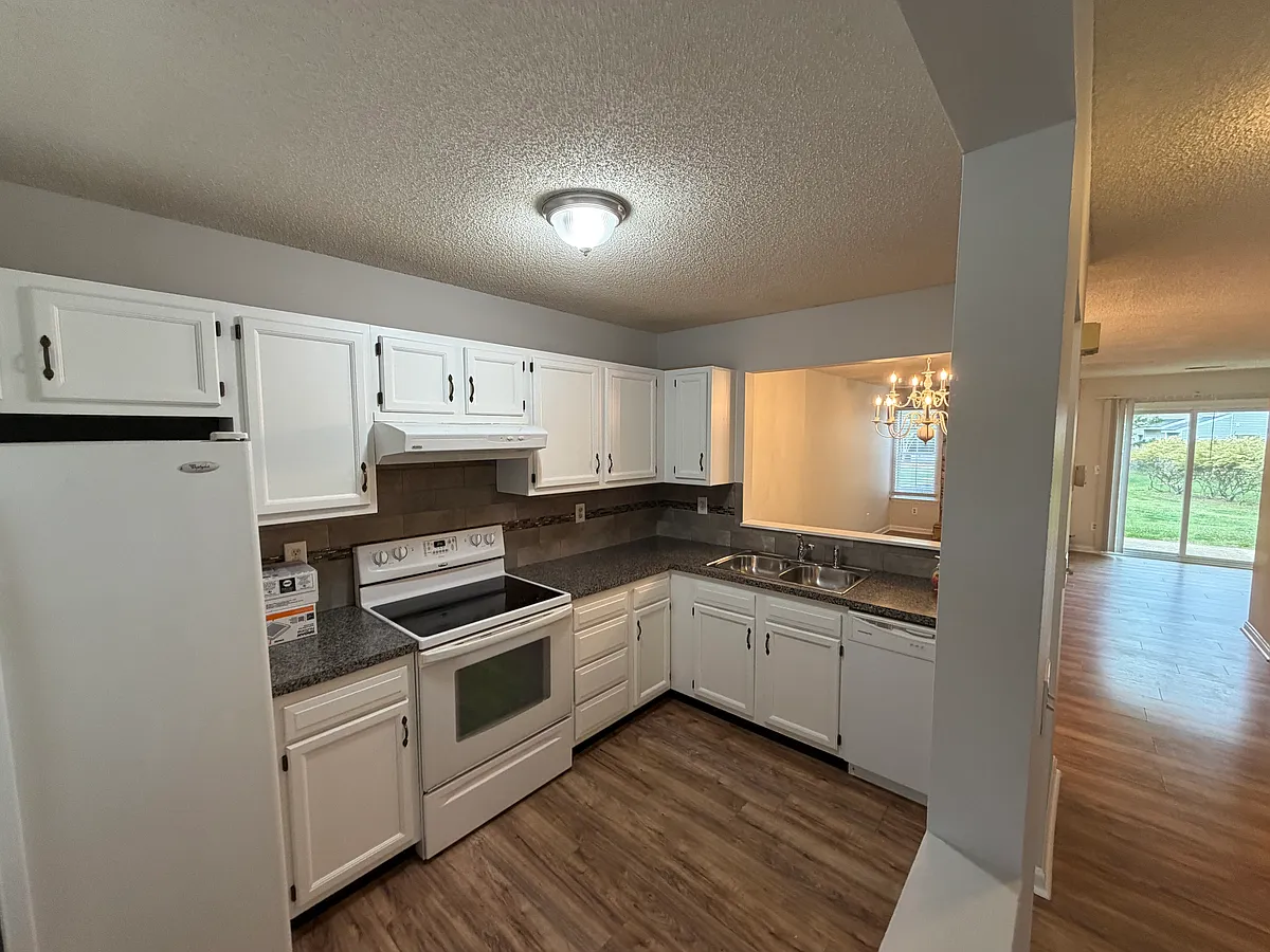 Building Photo - 8279 Golf Ridge Dr