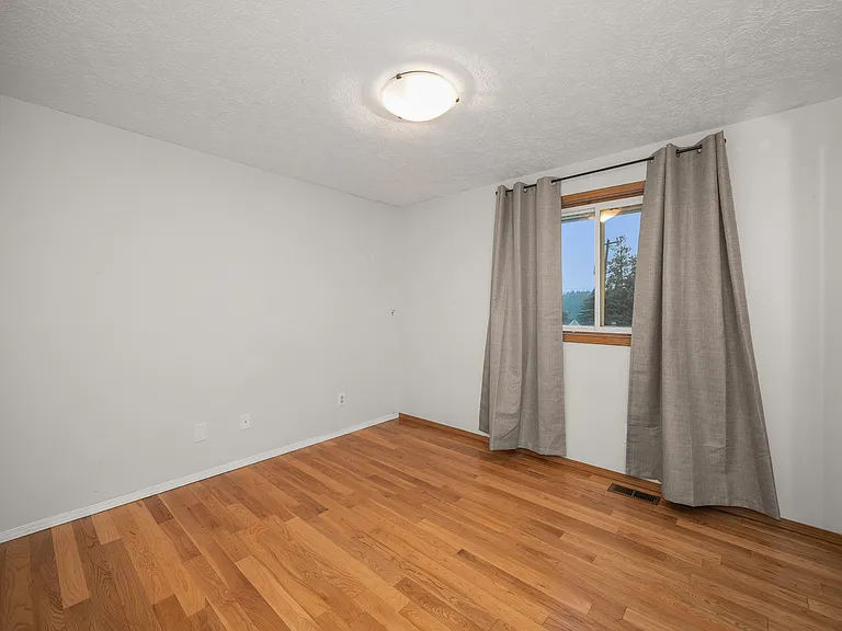224 W 4th St — Photo 16