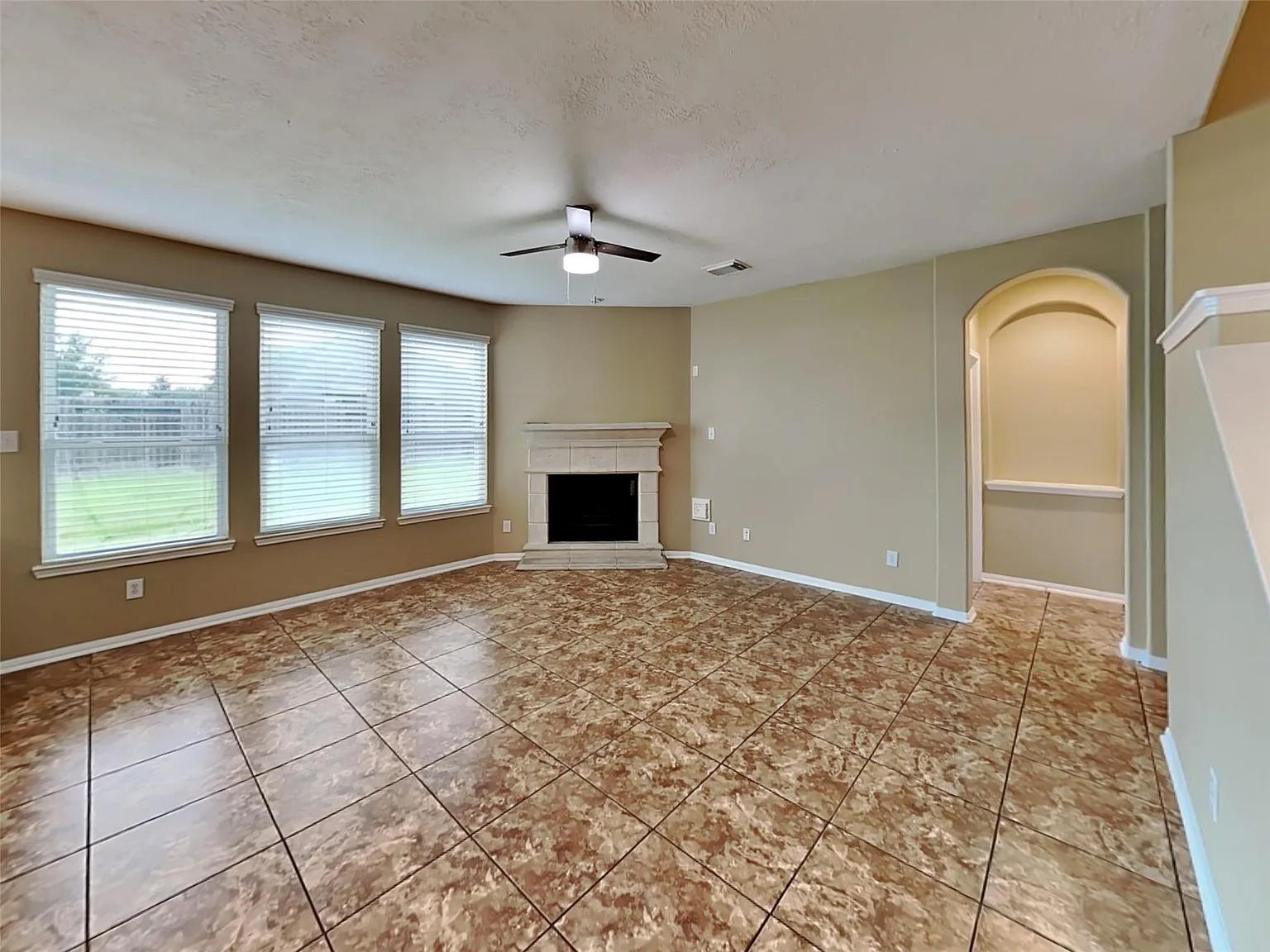 5 bed, 3.5 bath, 3684 sqft, $2,920 — Photo 4