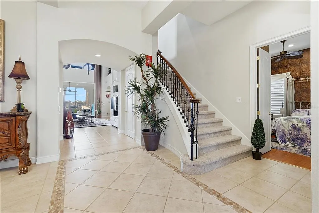 5 bed, 5.0 bath, 4360 sqft, $9,700 — Photo 3