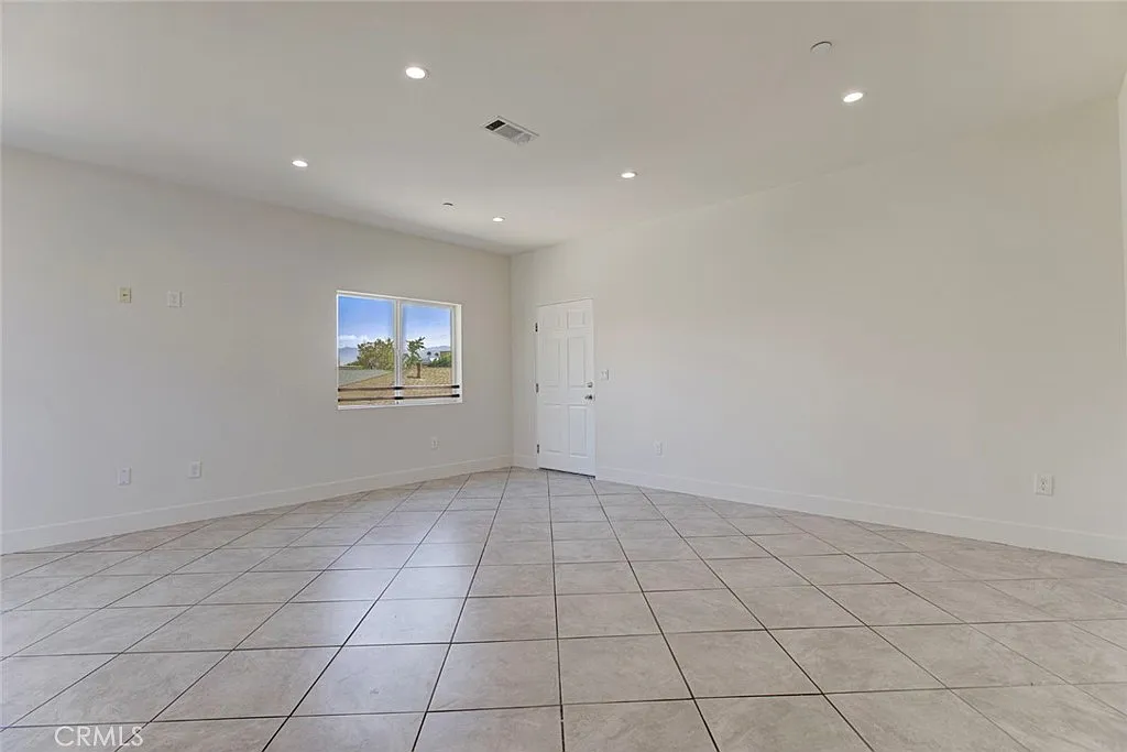 2 bed, 900 sqft, $2,700 — Photo 3
