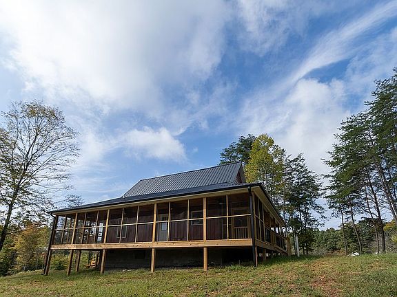 3rd image of 15 Pumpkin Creek Cir