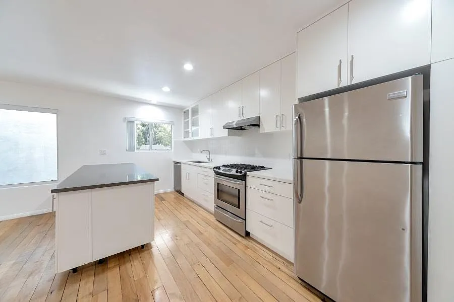 1346 N Laurel Ave — Photo 4