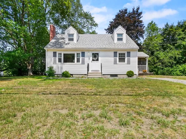 882 Salem St, Groveland, MA 01834