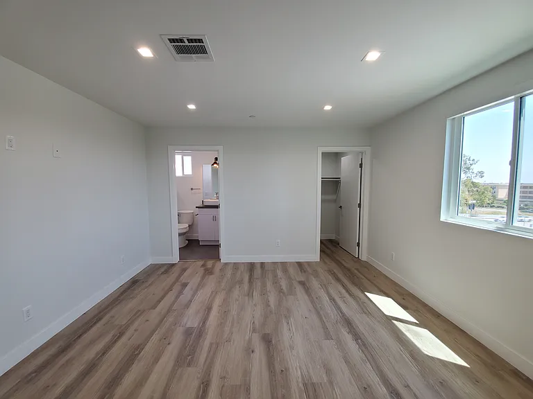 2337 Crenshaw Blvd #1/2 — Photo 13