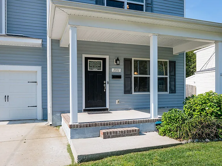 1311 Sunset Dr — Photo 5