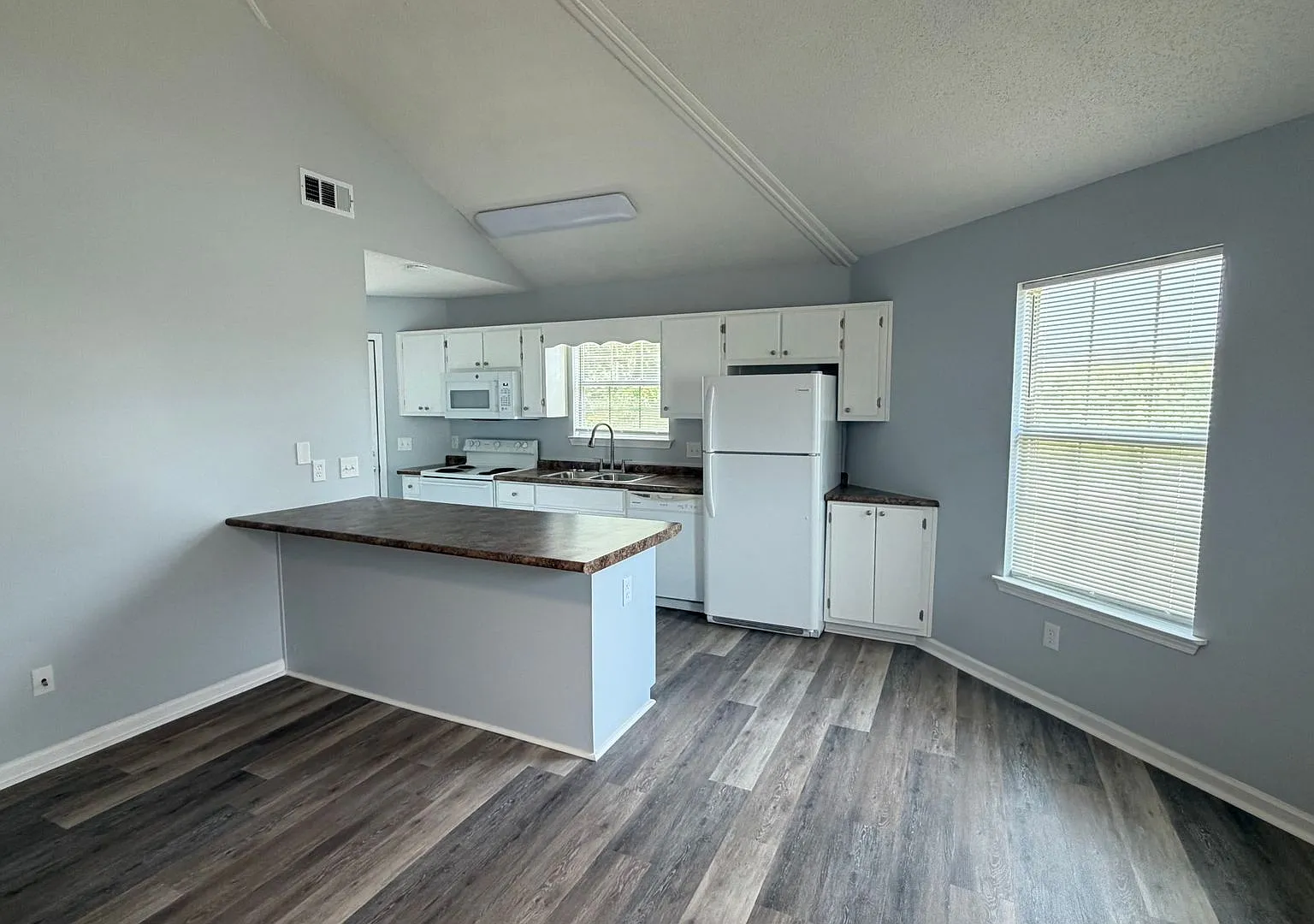 2 bed, 1.0 bath, 900 sqft, $1,200 — Photo 3