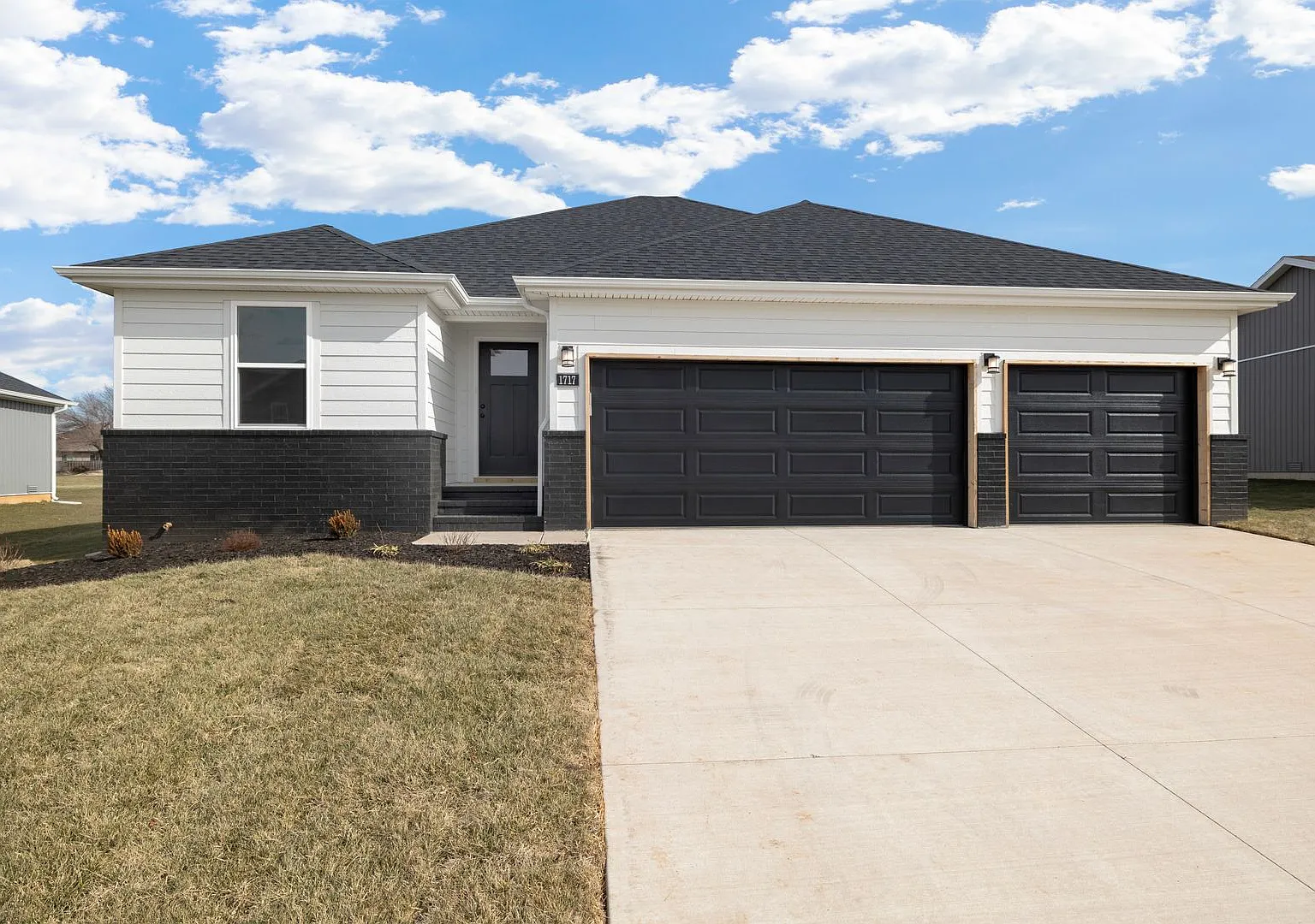 Newly Built 4 Bedroom Home With Fully Fenced Yard — Photo 2