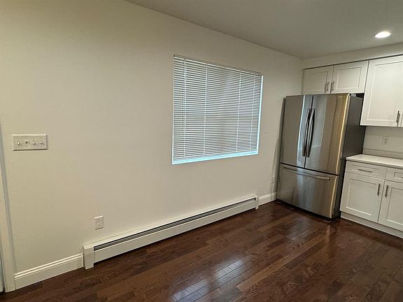 4th image of 7 Eisenhower Dr