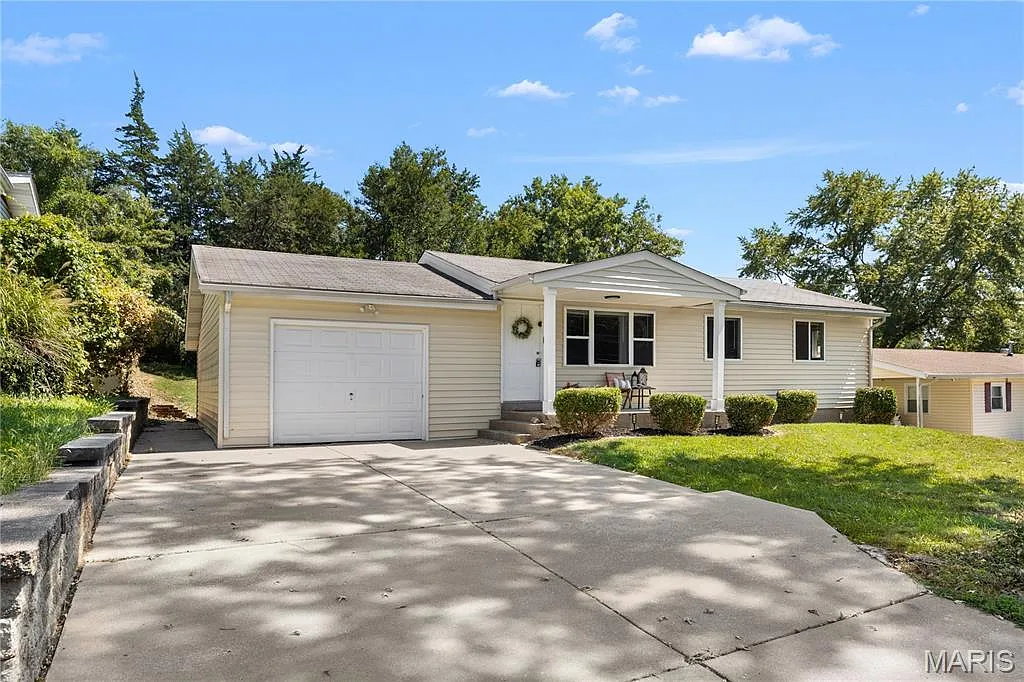 3 bed, 1.0 bath, 912 sqft, $2,295 — Photo 2