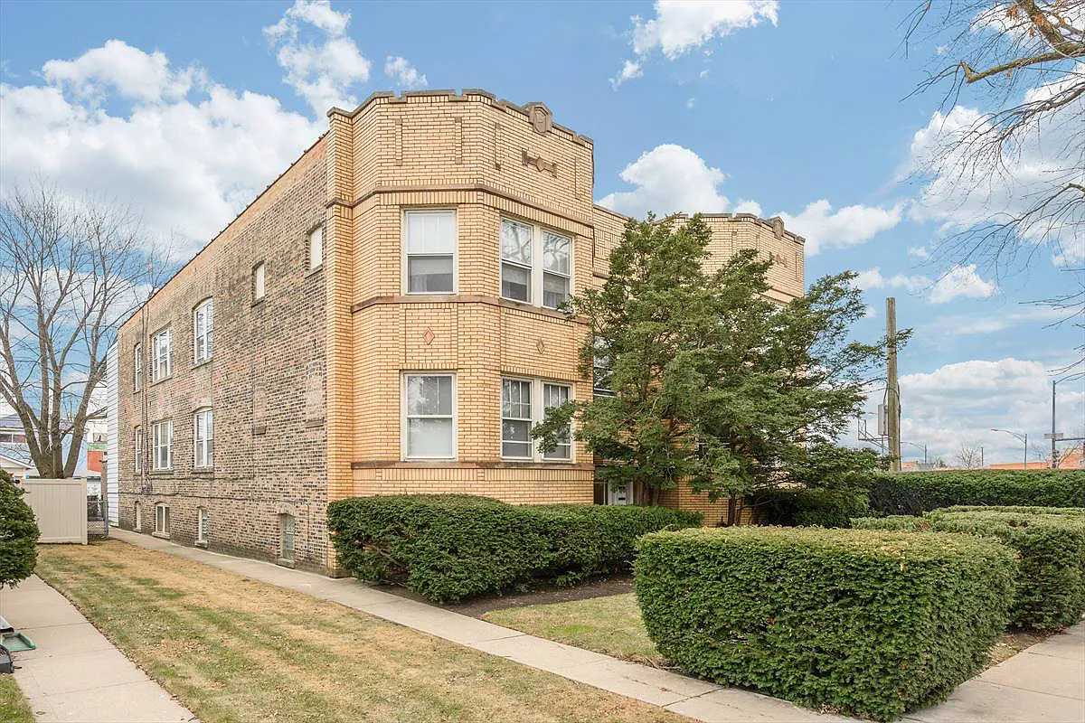 Photo 1 of 14 - 3617 N Sawyer Ave #2 - Chicago, IL Primary Photo - 3617 N Sawyer Ave #2