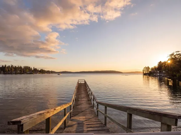 2450 Whidby Ln, Sidney, BC V8L 2K3