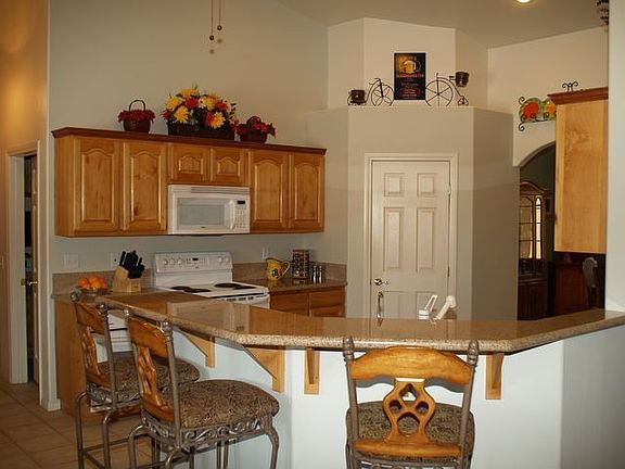 Kitchen,breakfast bar, granite counters, walk-in pantry