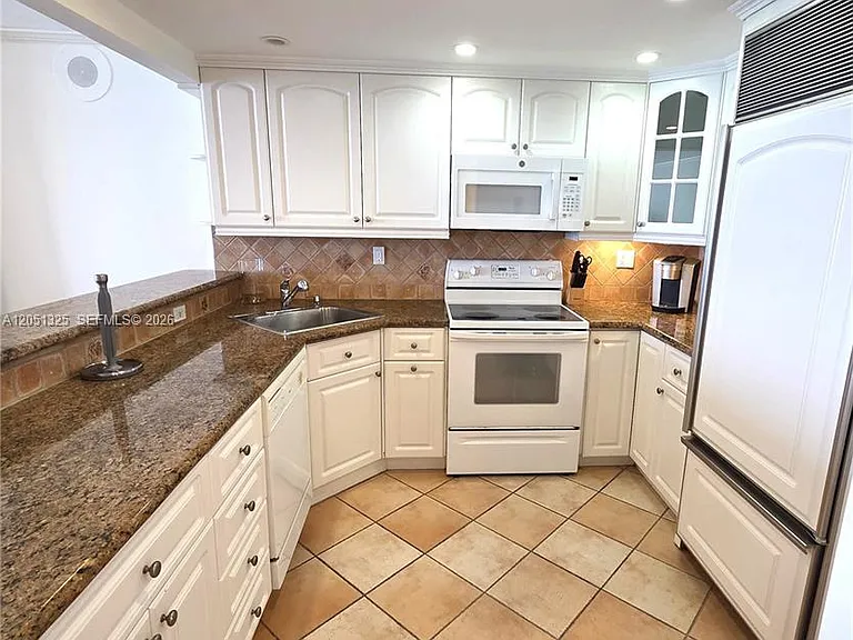 2625 Collins Ave #1506 — Photo 2