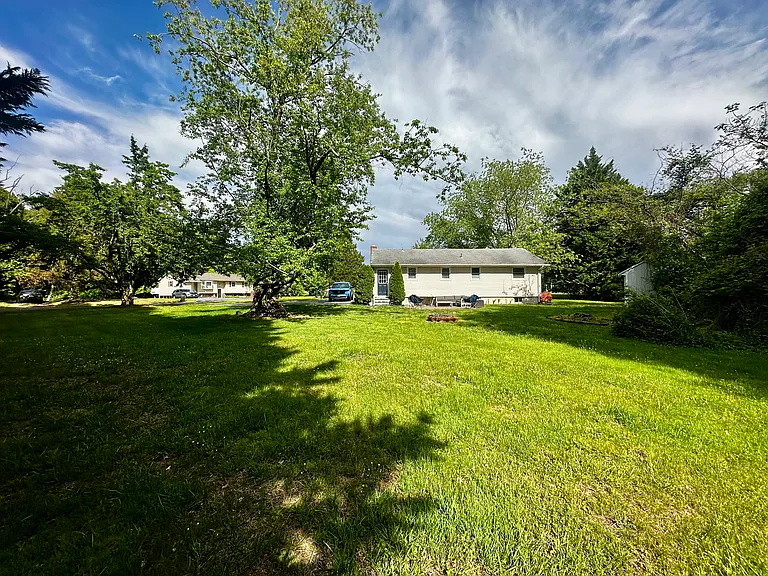 207 Ash Ln — Photo 2