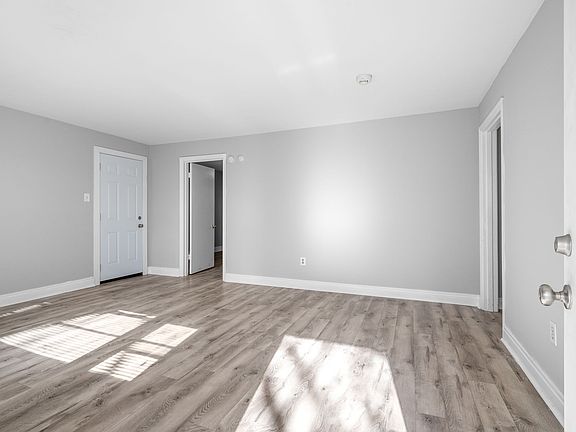 4th image of 950 Greenwood Ct