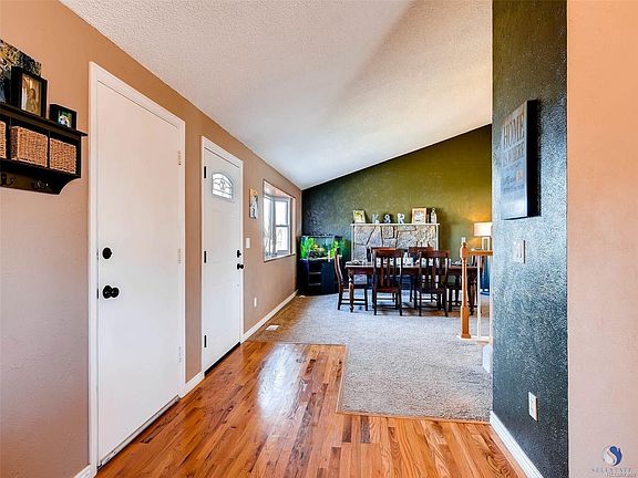 Entryway w/garage access