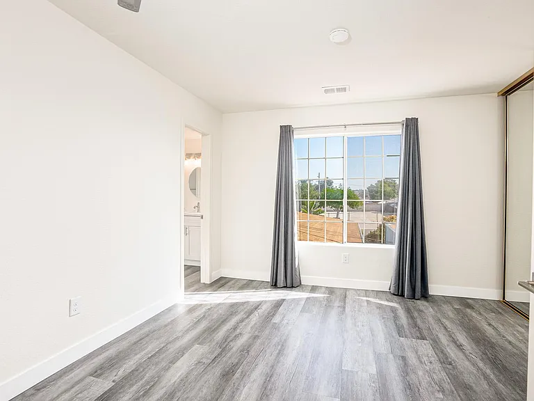 1568 Oliver Ave #C — Photo 25