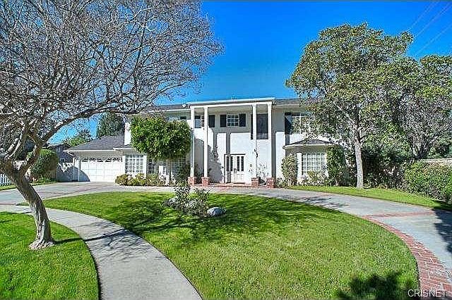 This exceptional colonial features a over sized two car attached