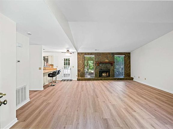 3rd image of 260 Toweridge Dr