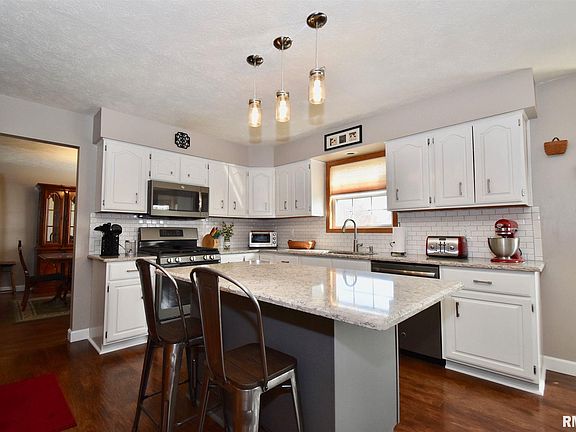 3rd image of 300 Whispering Oaks Dr
