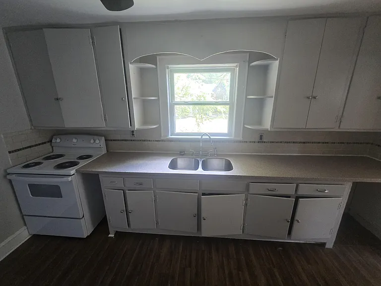 2205 Larchwood St NE — Photo 4