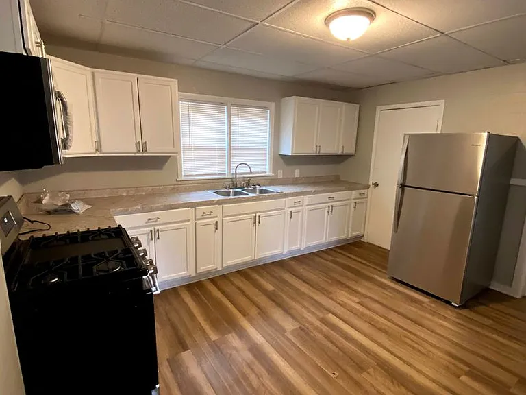 915 Farnam St — Photo 2