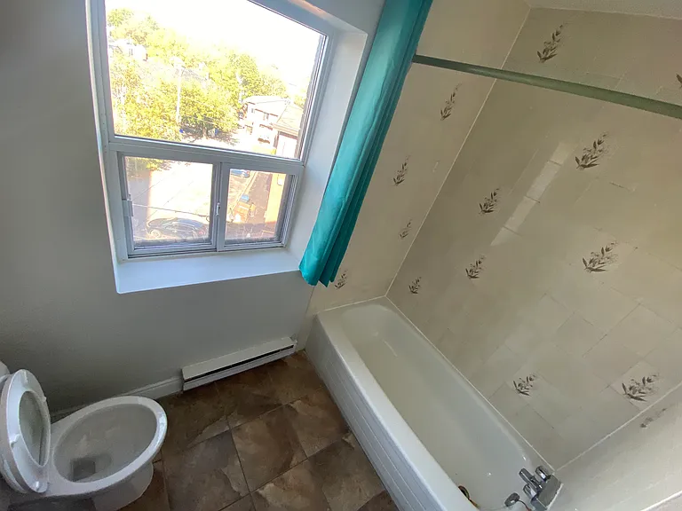 212 Colborne St — Photo 31