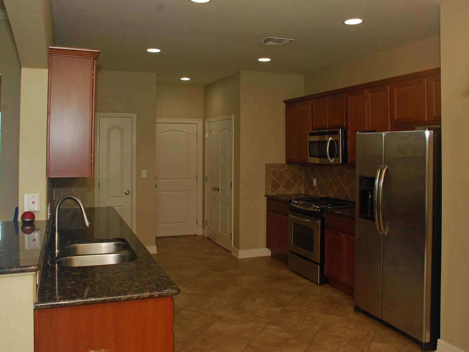 3 bed, 1600 sqft, $2,250 — Photo 2