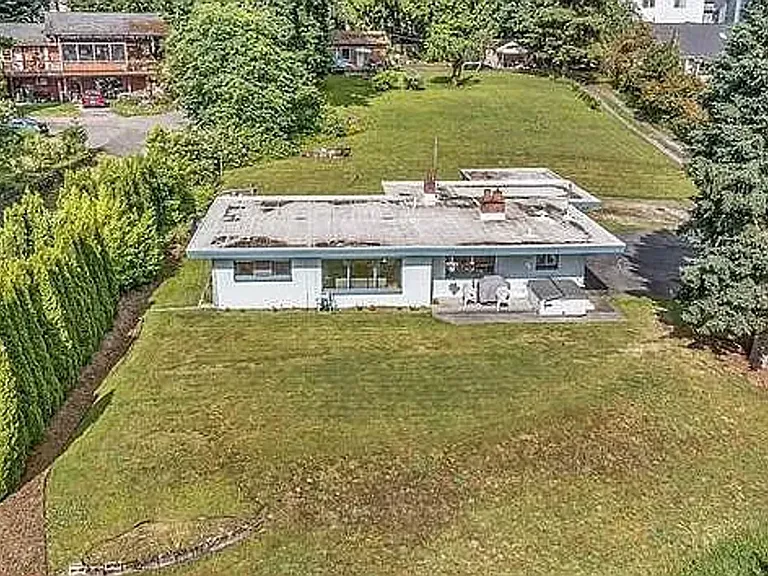 16210 Larch Way — Photo 2