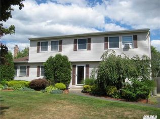 3 Patrician Ln, Medford, NY 11763