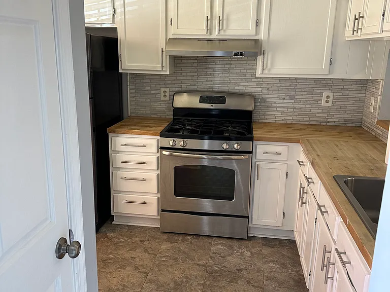 106 Hampstead Ct NE — Photo 5