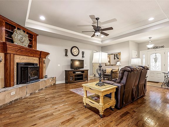 4th image of 8 Osborne Dr