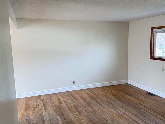 4th image of 124 Columbia Way